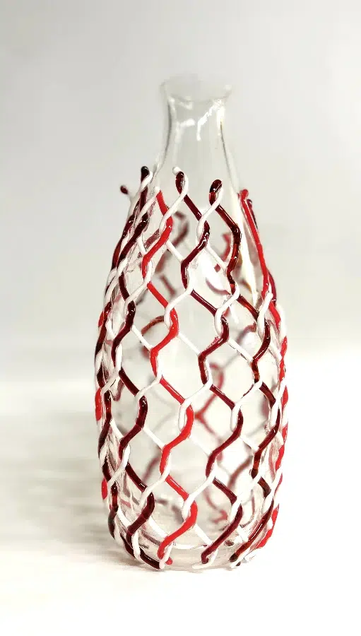 vase rouge tisse