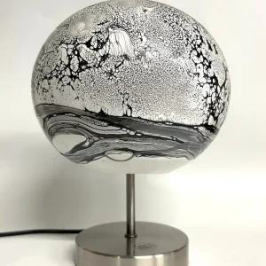 lampe-sur-pied-noir-et-blanc-01-2