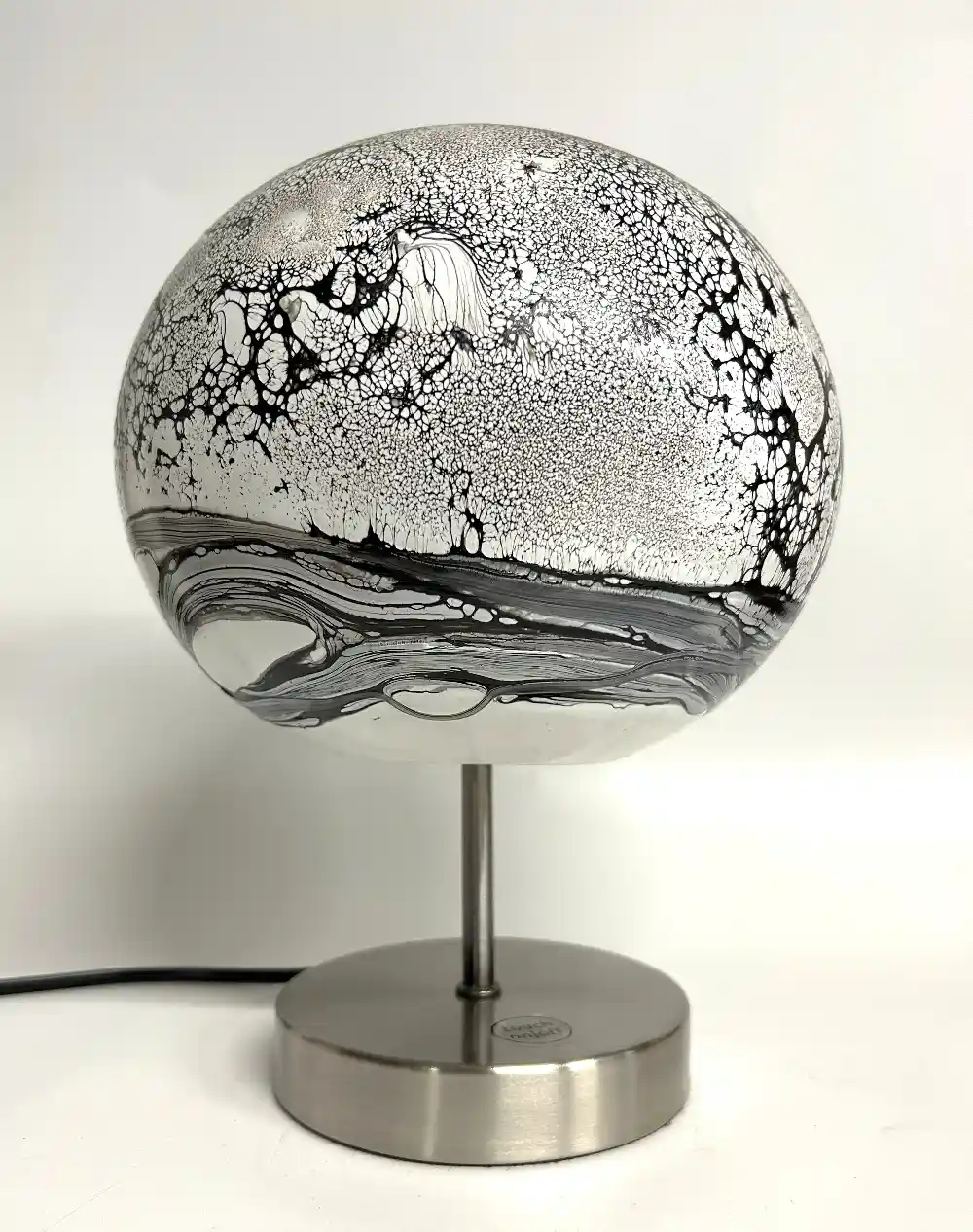 lampe-sur-pied-noir-et-blanc-01-2