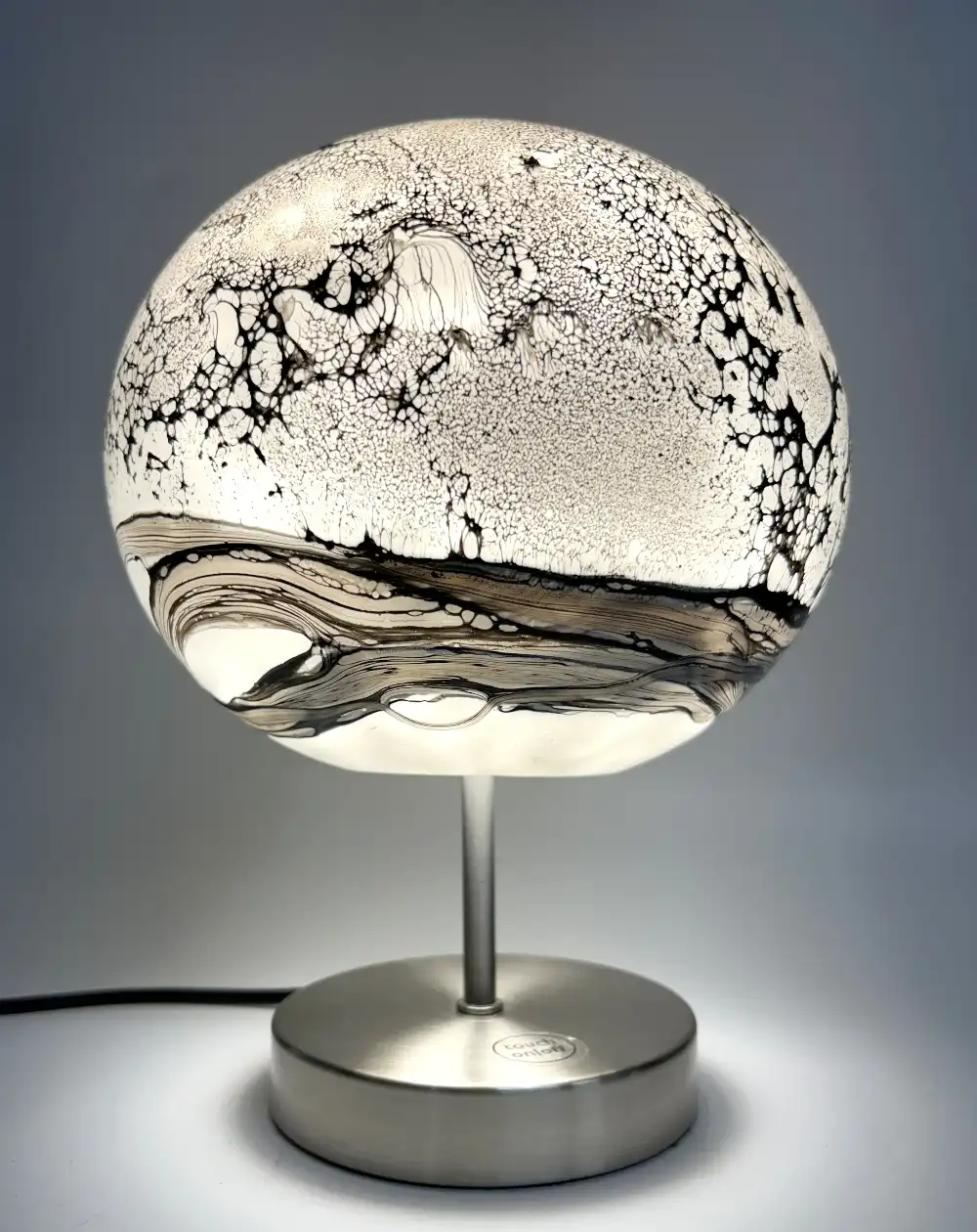 lampe-sur-pied-noir-et-blanc-02-2